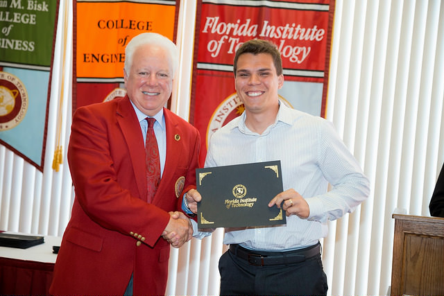 Entrega do diploma pelo Presidente do FIT Dr. Anthony James Catanese